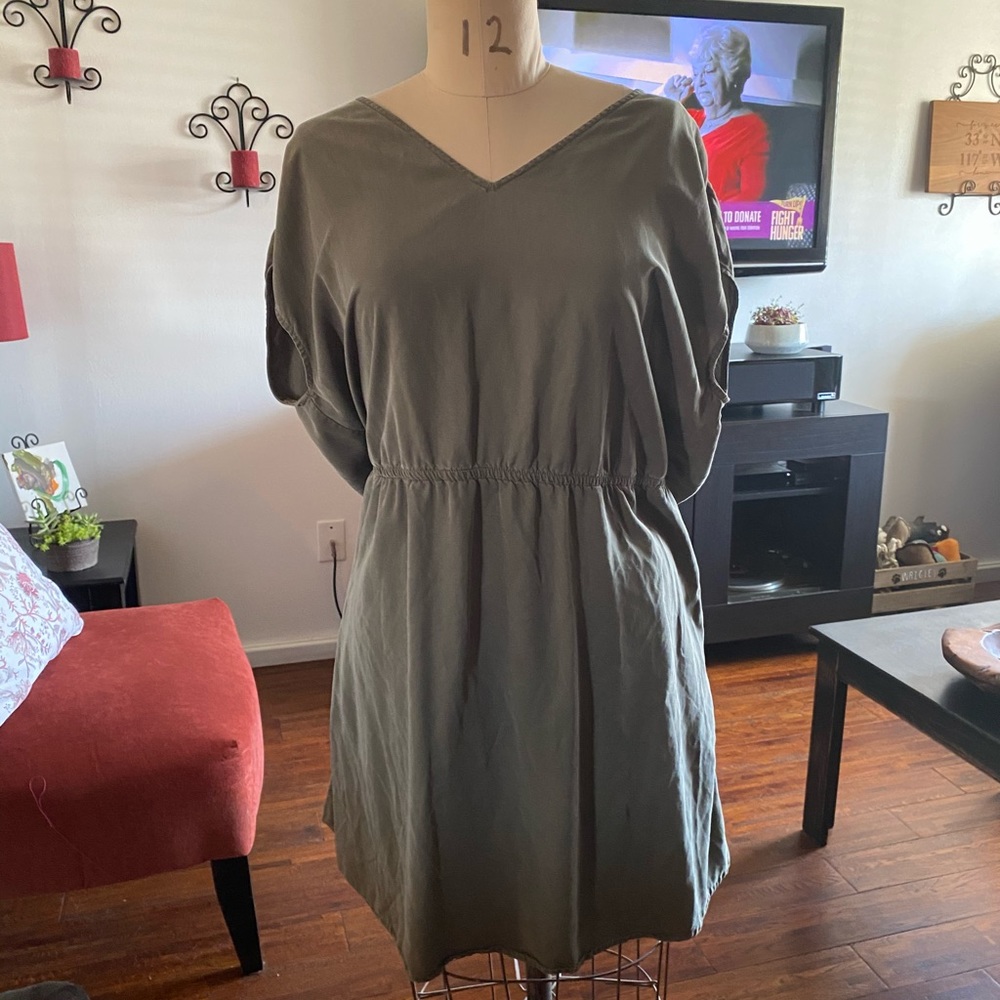 Universal thread dress with pockets